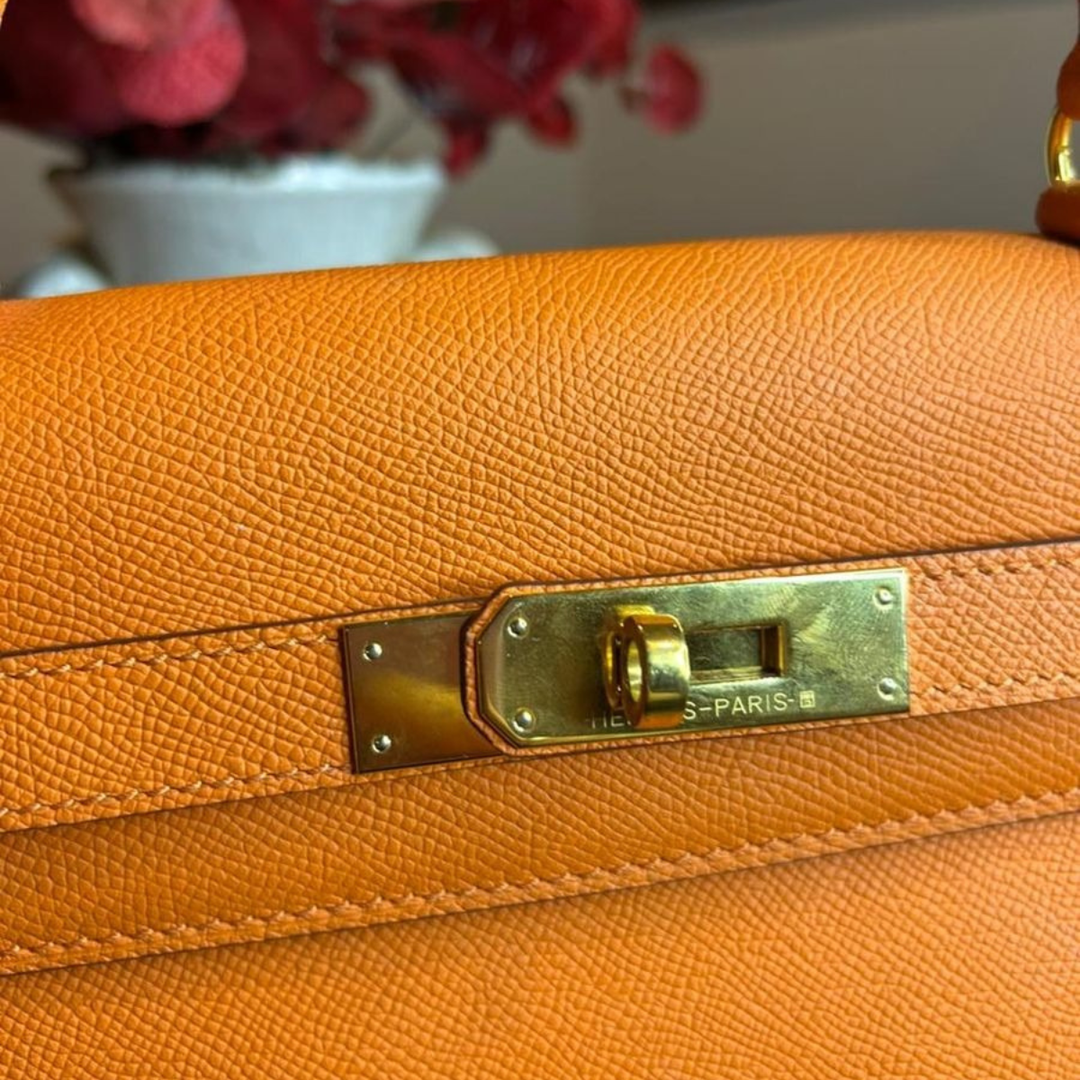 HERMÈS KELLY 25 BAG WITH GOLD HARDWARE IN ORANGE