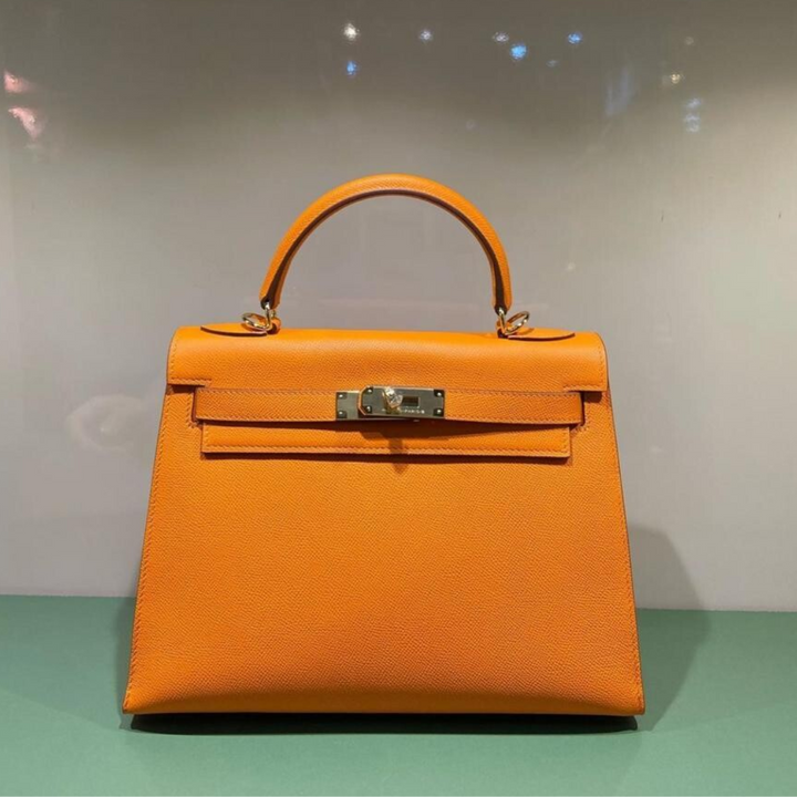 HERMÈS KELLY 25 BAG WITH GOLD HARDWARE IN ORANGE