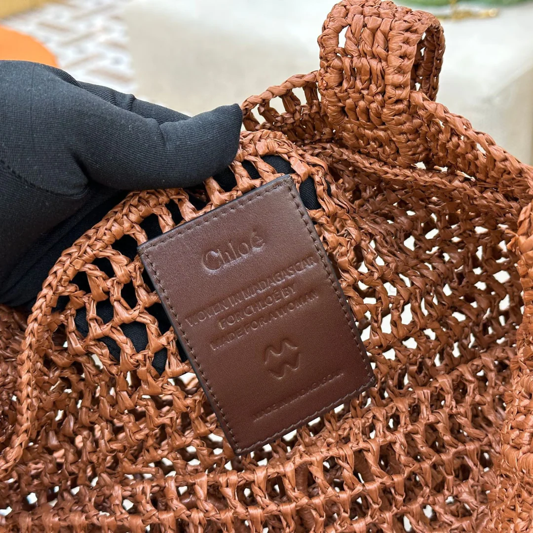 CHLOÉ SUMMER BANANA BAG IN RAFFIA